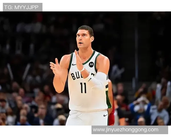 布鲁克洛佩斯:从篮球场上的巨人到全能战士的蜕变之路